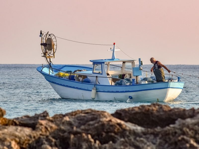 fishing-boat-5736839_1280